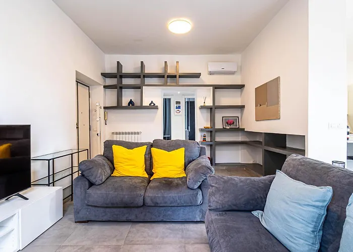 Large And Bright, A Stone's Throw From Trastevere Apartment
